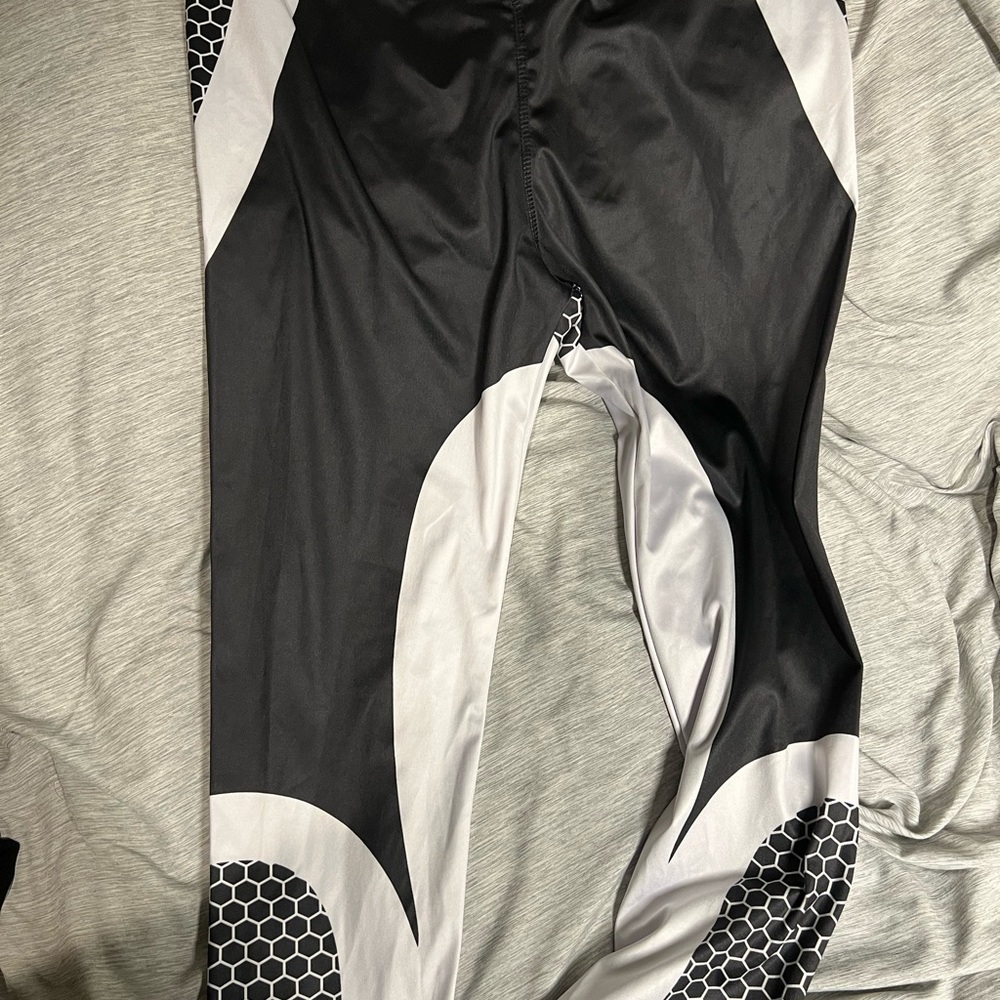 Black and white yoga pants for jogging